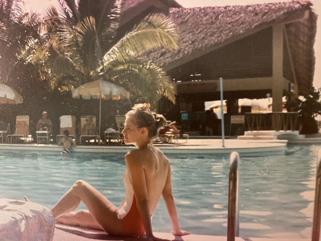 Imagen de Erika Buenfil junto a una piscina cuando era joven