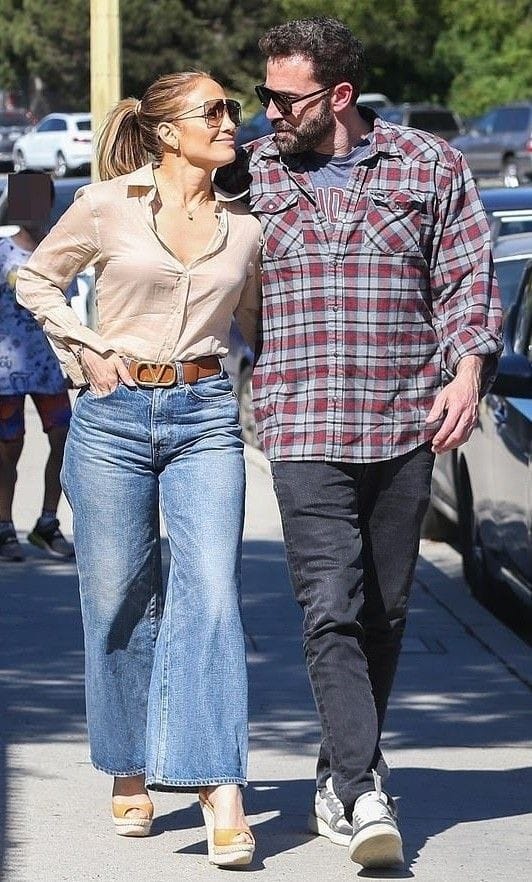 Jennifer López en salida con Ben usando jean vaquero
