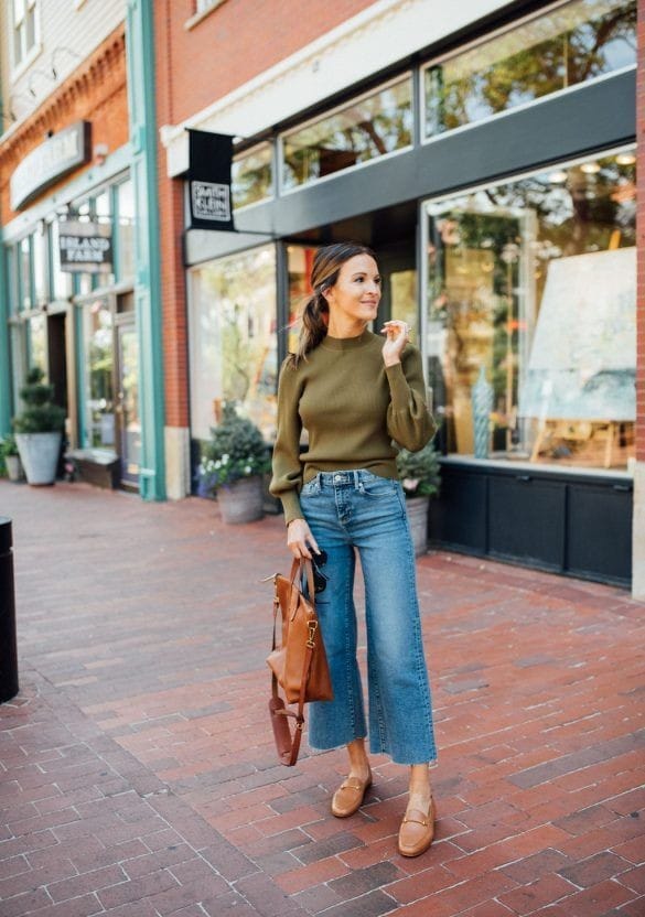 Mujer usando jean vaquero culotte casual y zapatos bajos