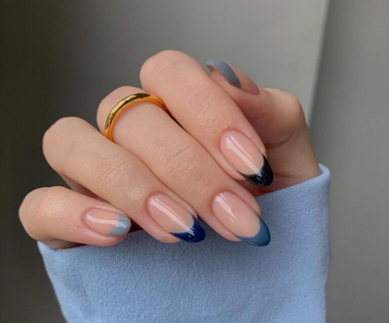 La manicura francesa aún no pasa de moda, ahora la puedes llevar en azul oscuro