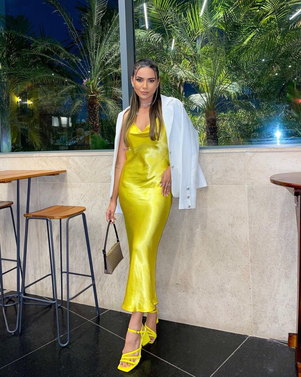 Mujer vistiendo vestido largo amarillo