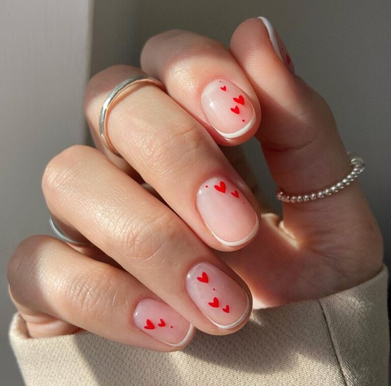 Las uñas cortas de corazones se llevan en estos diseños y colores