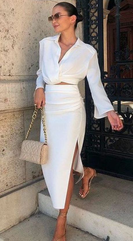 Mujer vistiendo un look blanco elegante con falda y camisa