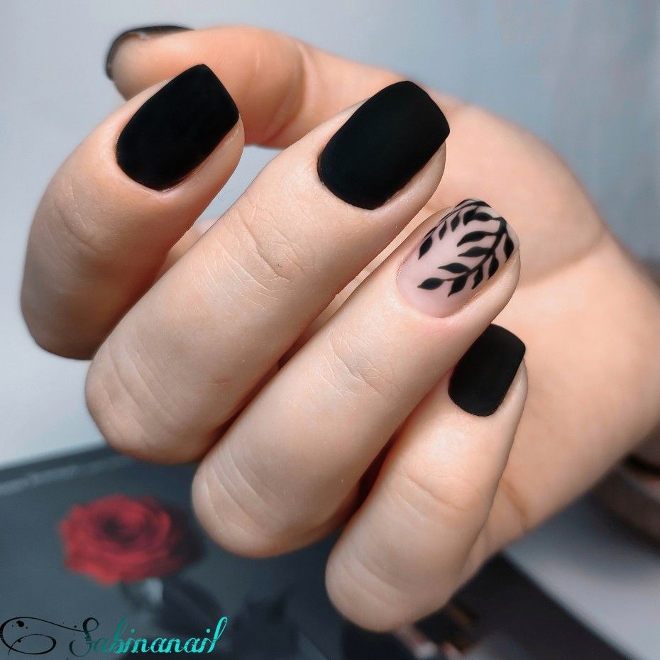 Diseños de uñas negras mate con toques minimalistas
