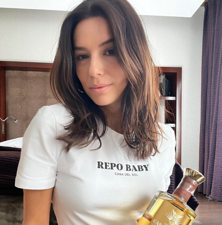 Eva Longoria luce su cuerpo escultural en traje de baño estilo Barbie retro