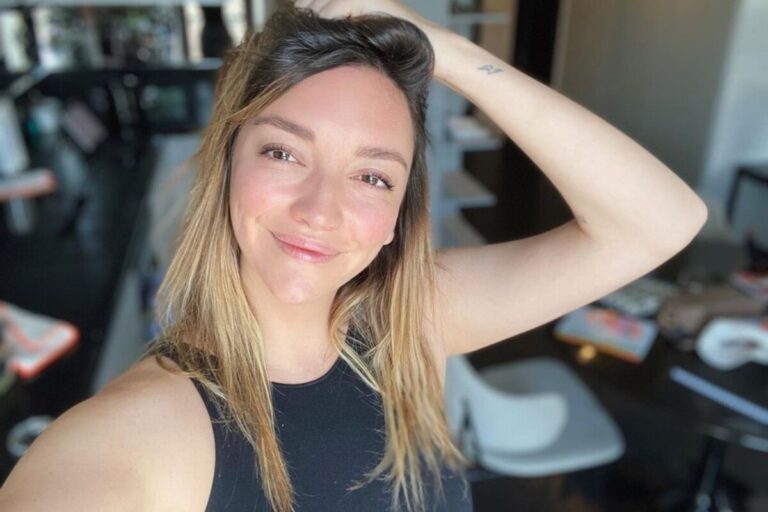 Regina Blandón es criticada por “una lonja” en su cuerpo y los calla con foto en ropa interior