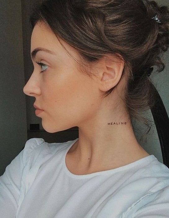 Tatuaje en el cuello con palabra “Healing” 