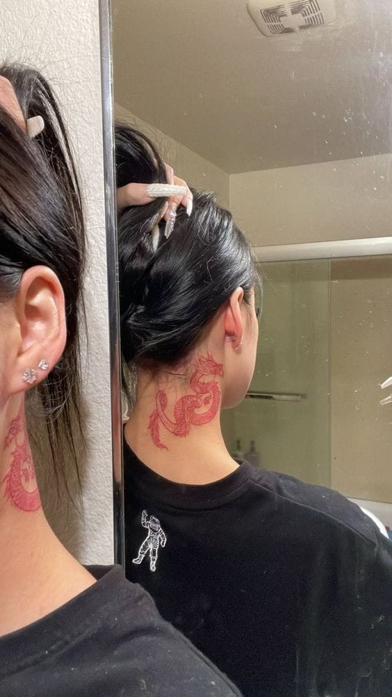Tatuaje en el cuello de dragón 
