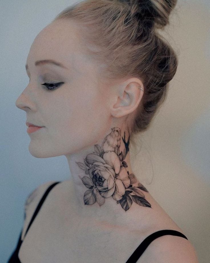 Tatuaje en el cuello de una rosa