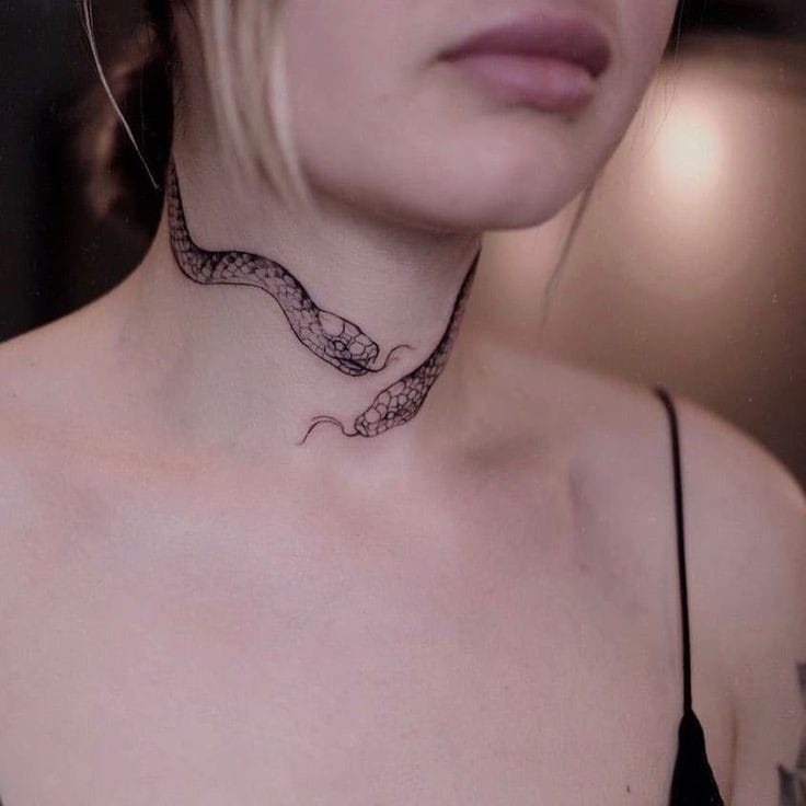 Tatuaje en el cuello de serpientes