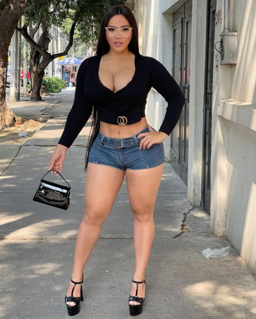 Ashley Carolina enciende las redes al posar con bikini que dejó al descubierto su retaguardia