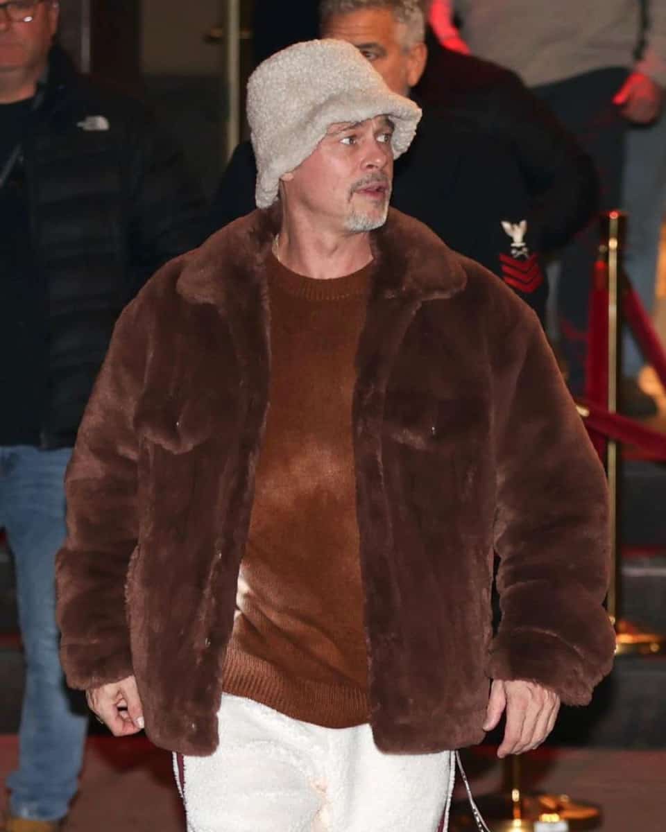 Brad Pitt con abrigo de piel 