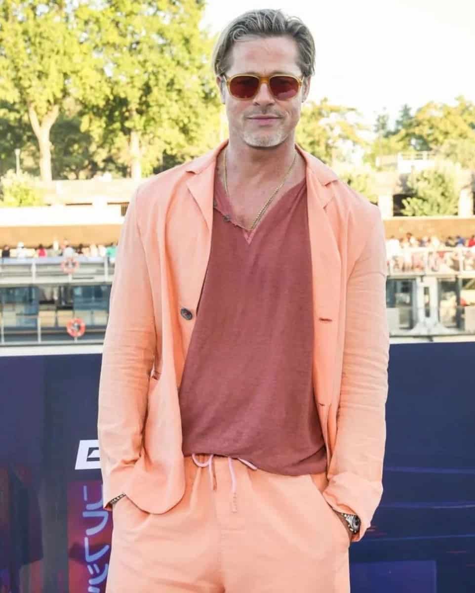 Brad Pitt con traje naranja durazno 