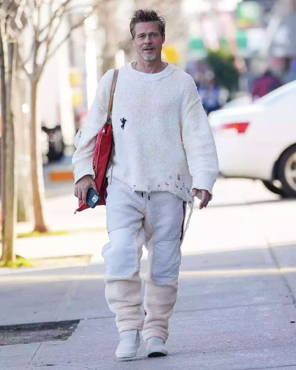 Brad Pitt con pantalón, zapatos y buzo blanco