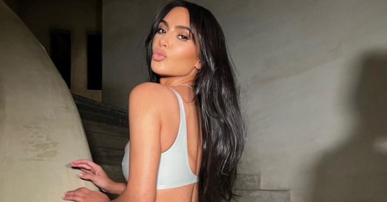 Kim Kardashian Incendia Instagram con una Fotografía Revolucionaria en Microtanga