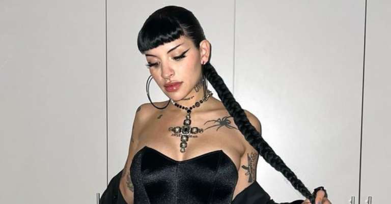 “Esta mujer es de otro planeta. Le dicen a Cazzu Por su Outfit Con Minifalda y Trasparencias